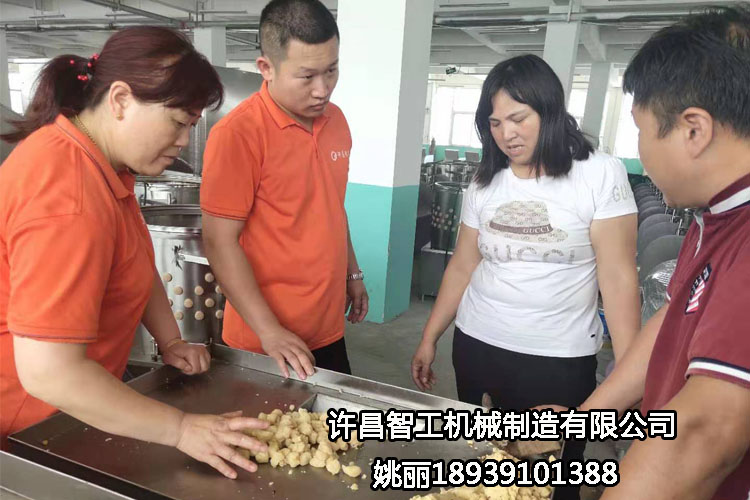 河南周口客戶自帶原料到許昌智工考察、試機(jī)制餡機(jī)?。ㄗ龈恻c(diǎn)）