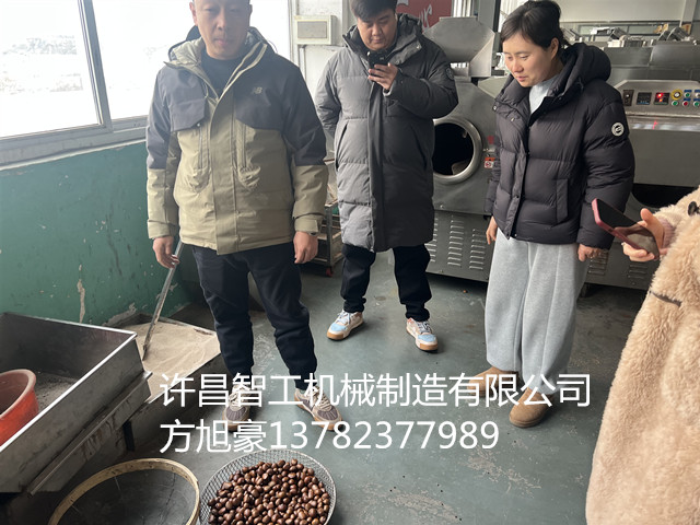 河南客戶(hù)來(lái)廠炒制板栗